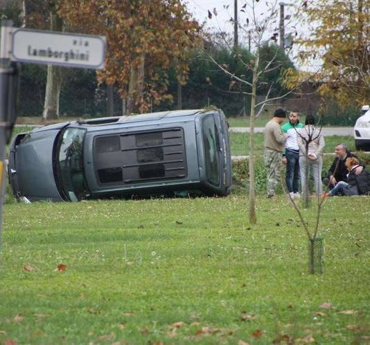 Autocarro contro un’auto Due feriti a Torre Spada