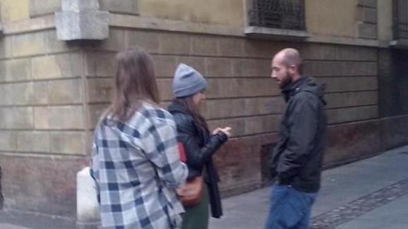 Alla mostra e per le vie del centro tornano gli spacciatori di poesia