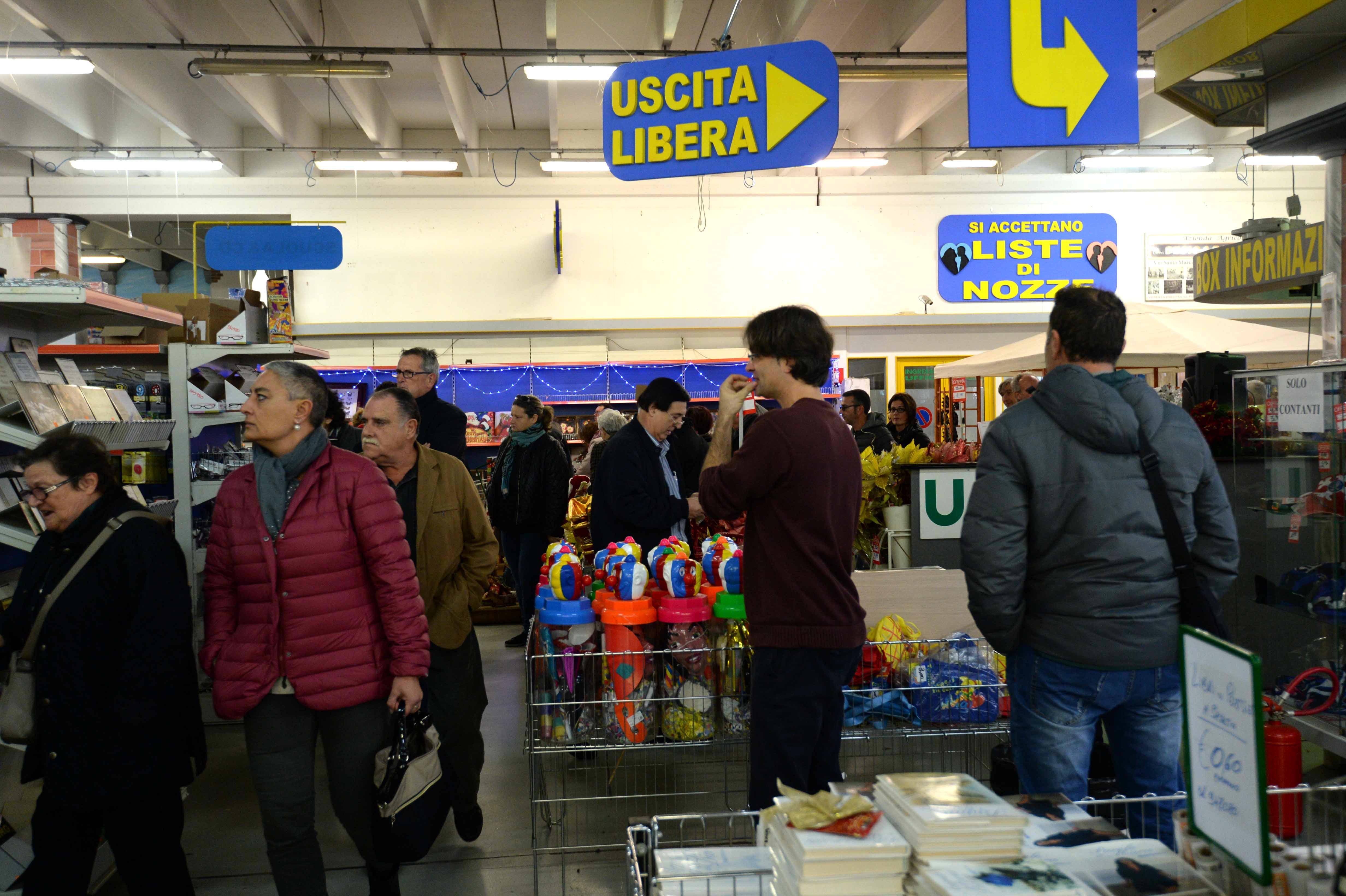 L'interno del supermercato Desio e Robè di Navacchio, nel comune di Cascina