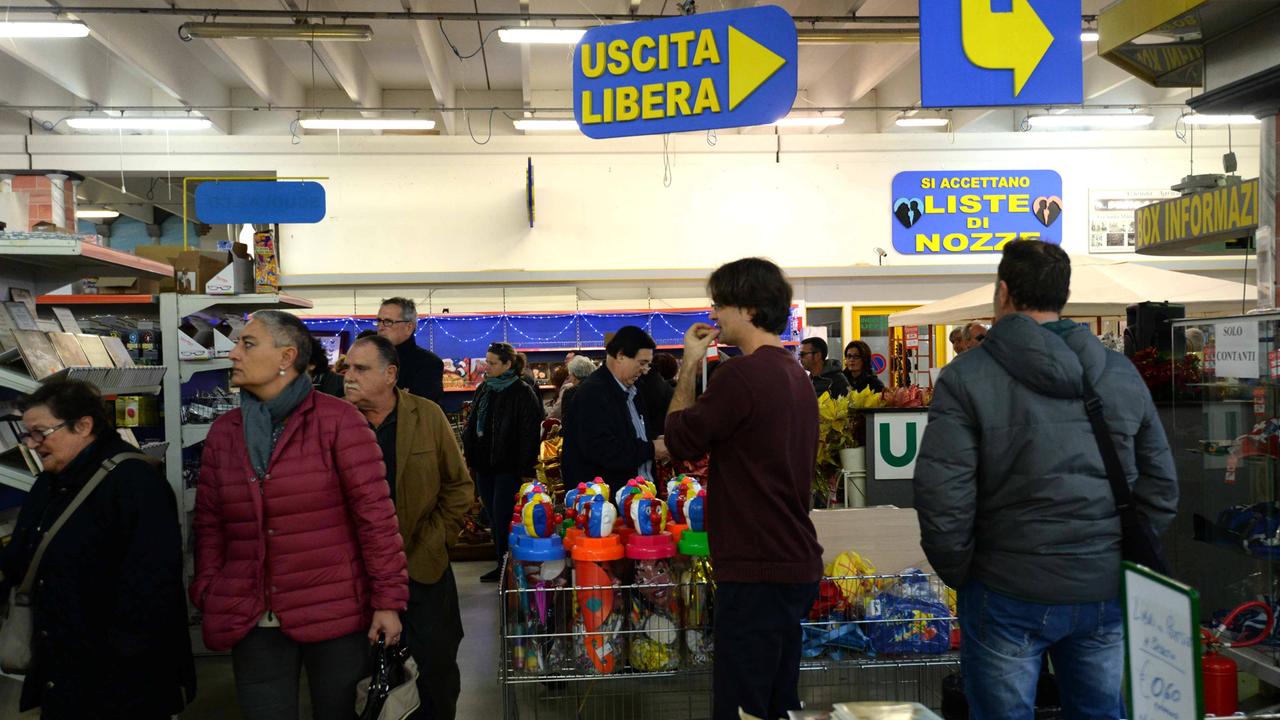 L'interno del supermercato Desio e Robè di Navacchio, nel comune di Cascina