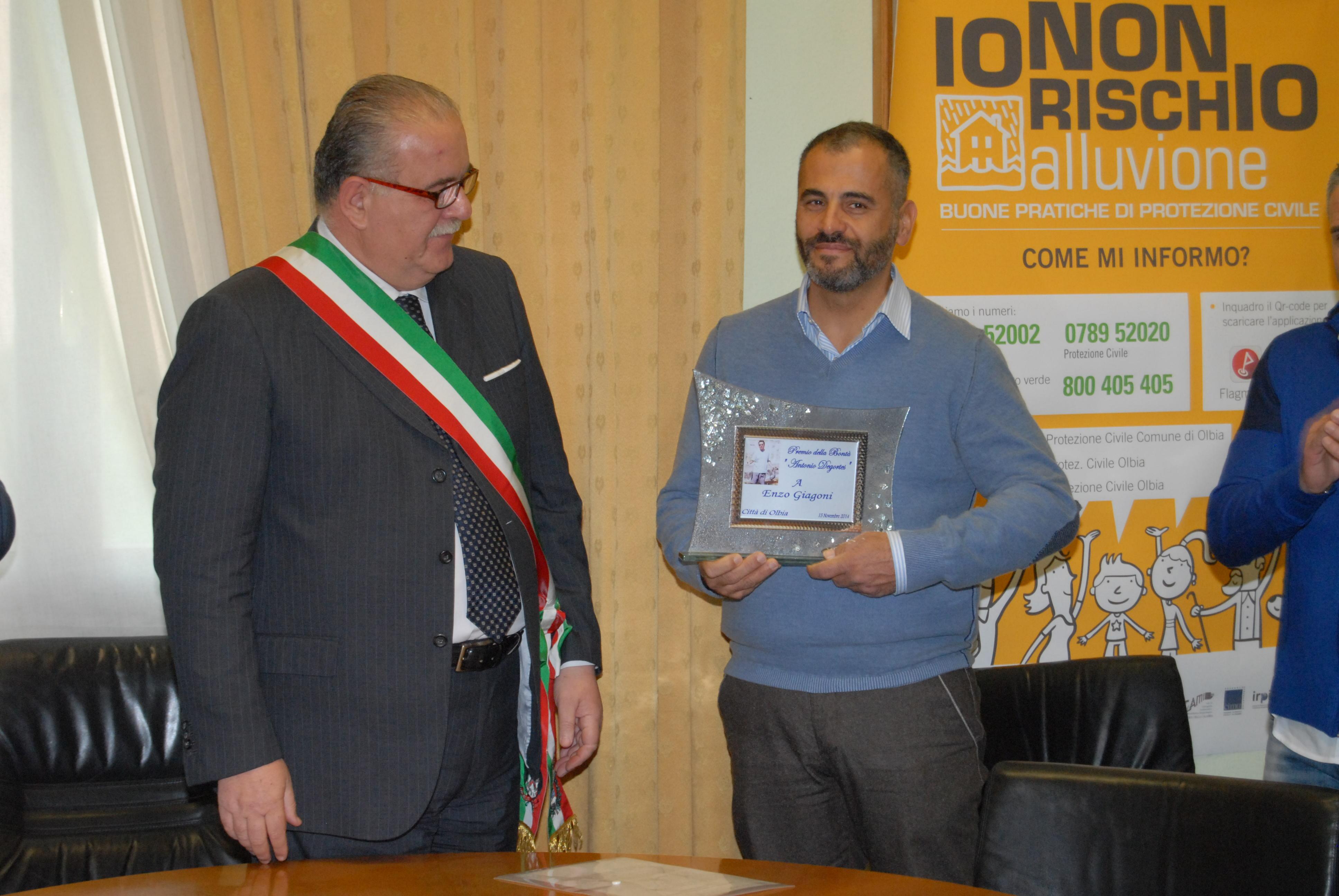 Enzo Giagoni riceve il premio bontà dalle mani del sindaco Giovannelli 
