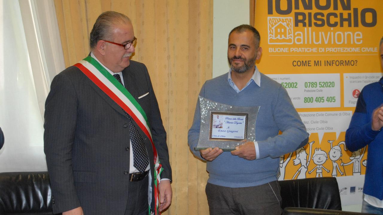 Enzo Giagoni riceve il premio bontà dalle mani del sindaco Giovannelli
