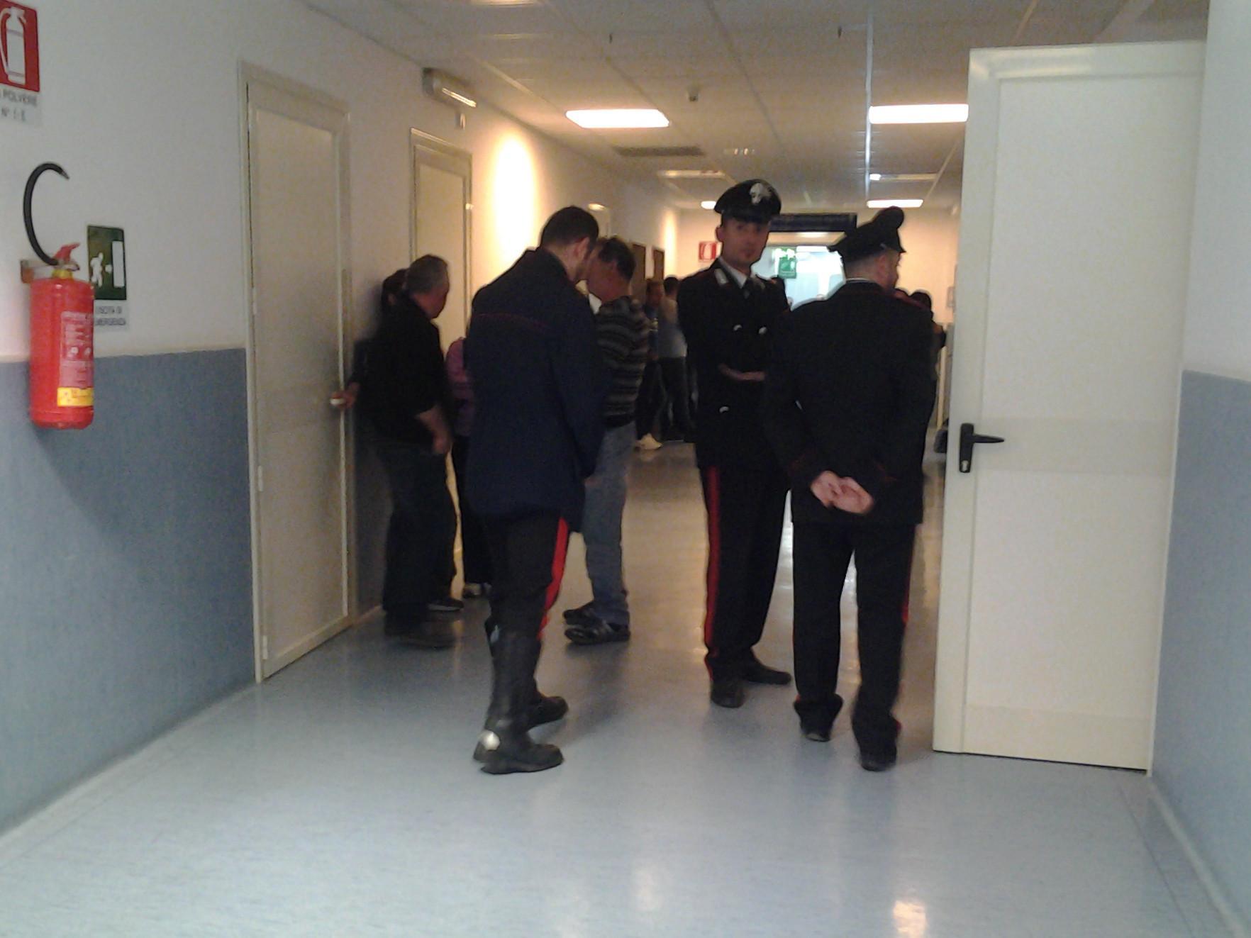 I carabinieri davanti alla sala operatoria dell'ospedale di Lanusei