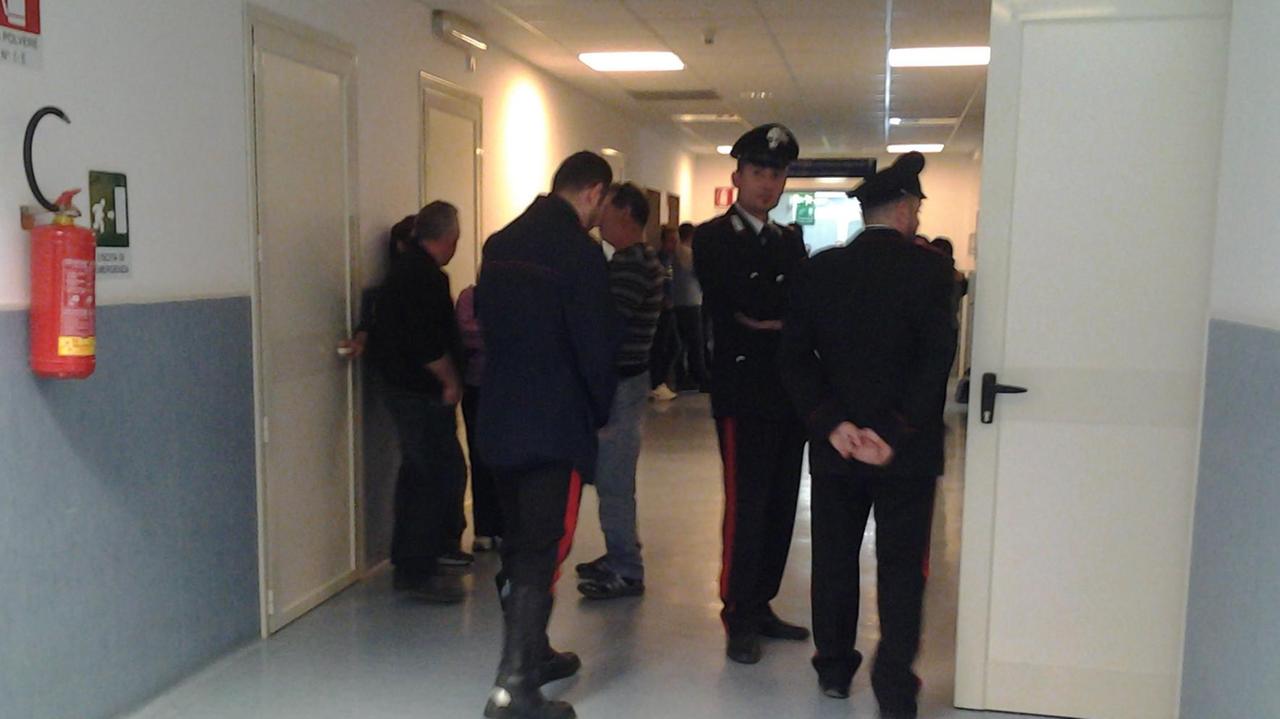I carabinieri davanti alla sala operatoria dell'ospedale di Lanusei