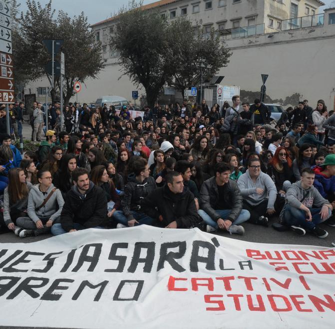 Studenti in piazza ma i precari rimangono a scuola 