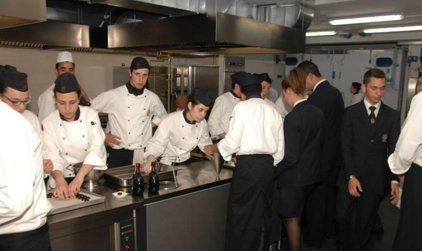 Gli aspiranti chef alle prese col tartufo più grande al mondo 