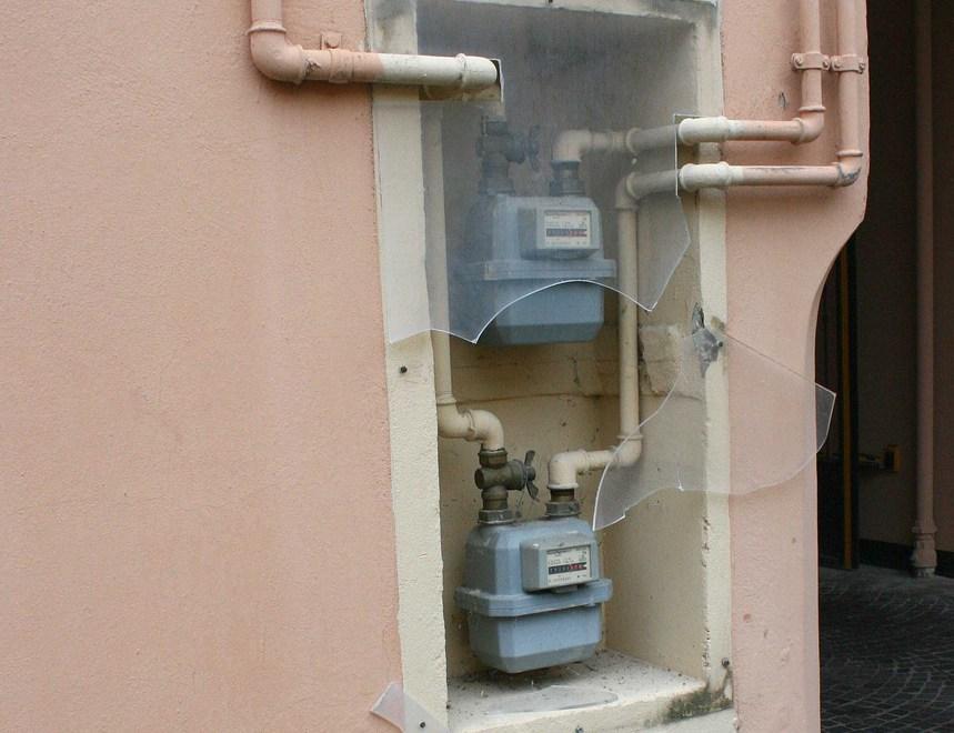 Manomette il contatore per rubare il gas della rete 