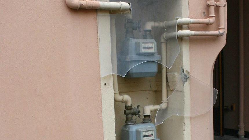Manomette il contatore per rubare il gas della rete