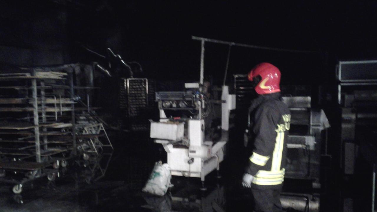 Il capannone della Fensek distrutto da un incendio
