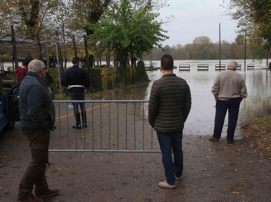 Viale chiuso ma restano i curiosi 