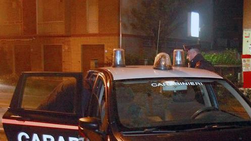 Si scaglia contro la moglie e i carabinieri, arrestato