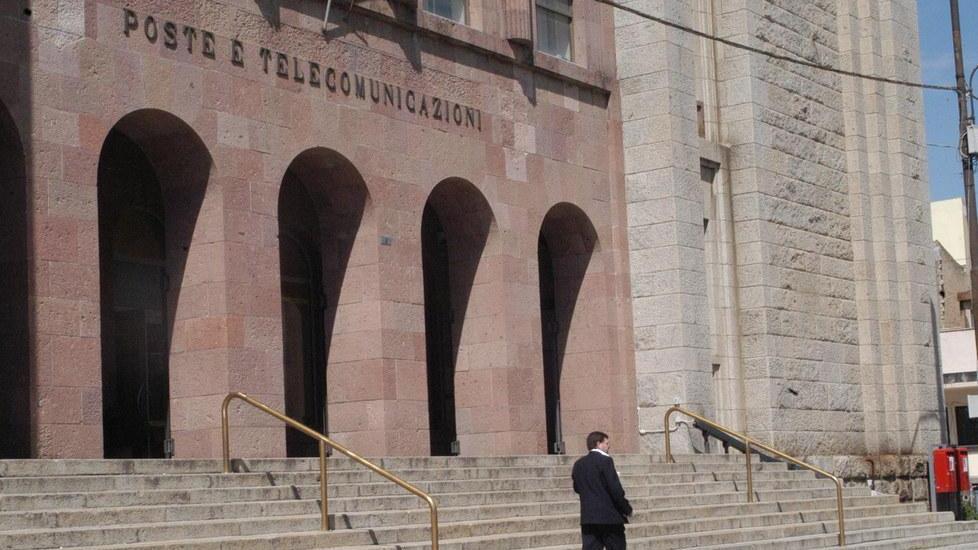 Rapinatore armato di pistola assalta la farmacia Manconi