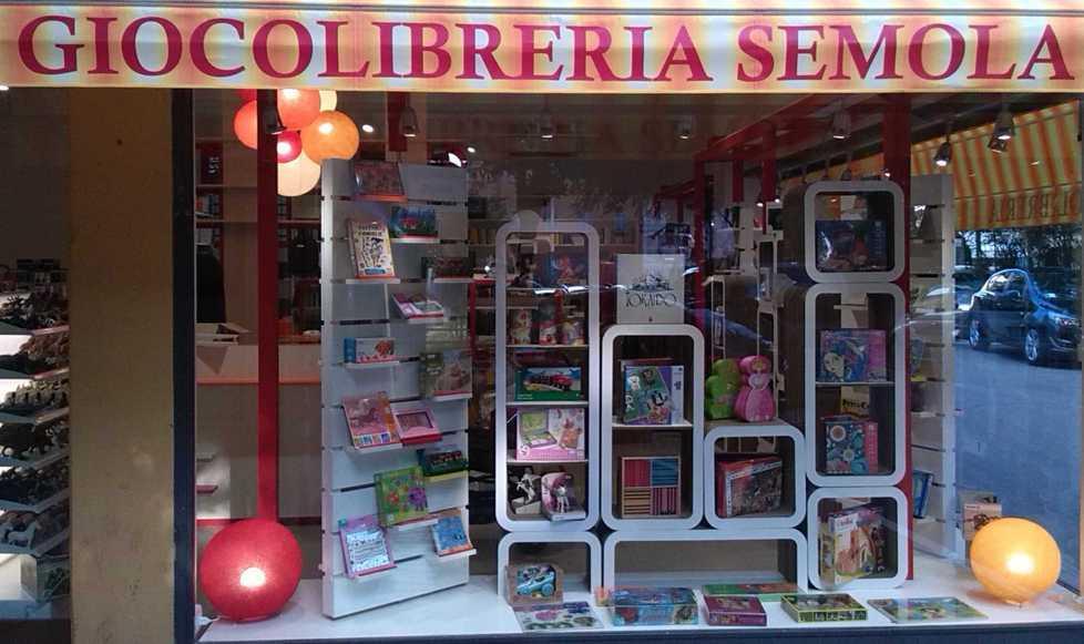Spaccata e furto in libreria: rubati pc, soldi e una bilancia
