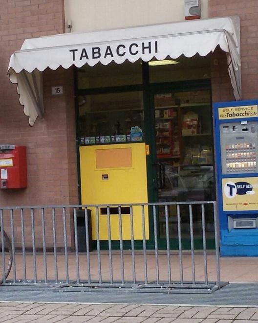 I ladri sfondano la vetrata e rubano soldi e sigarette