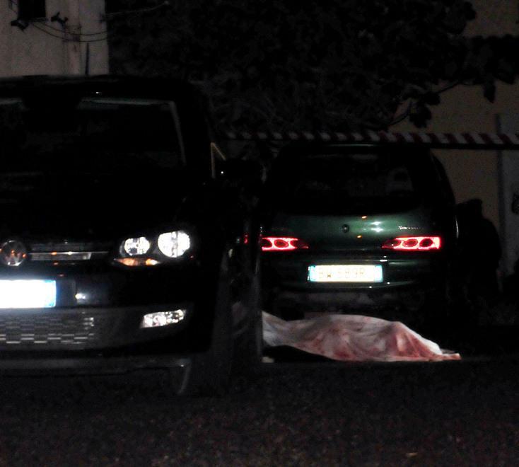 Il cadavere di Bachisio Cossu davanti alla sua abitazione