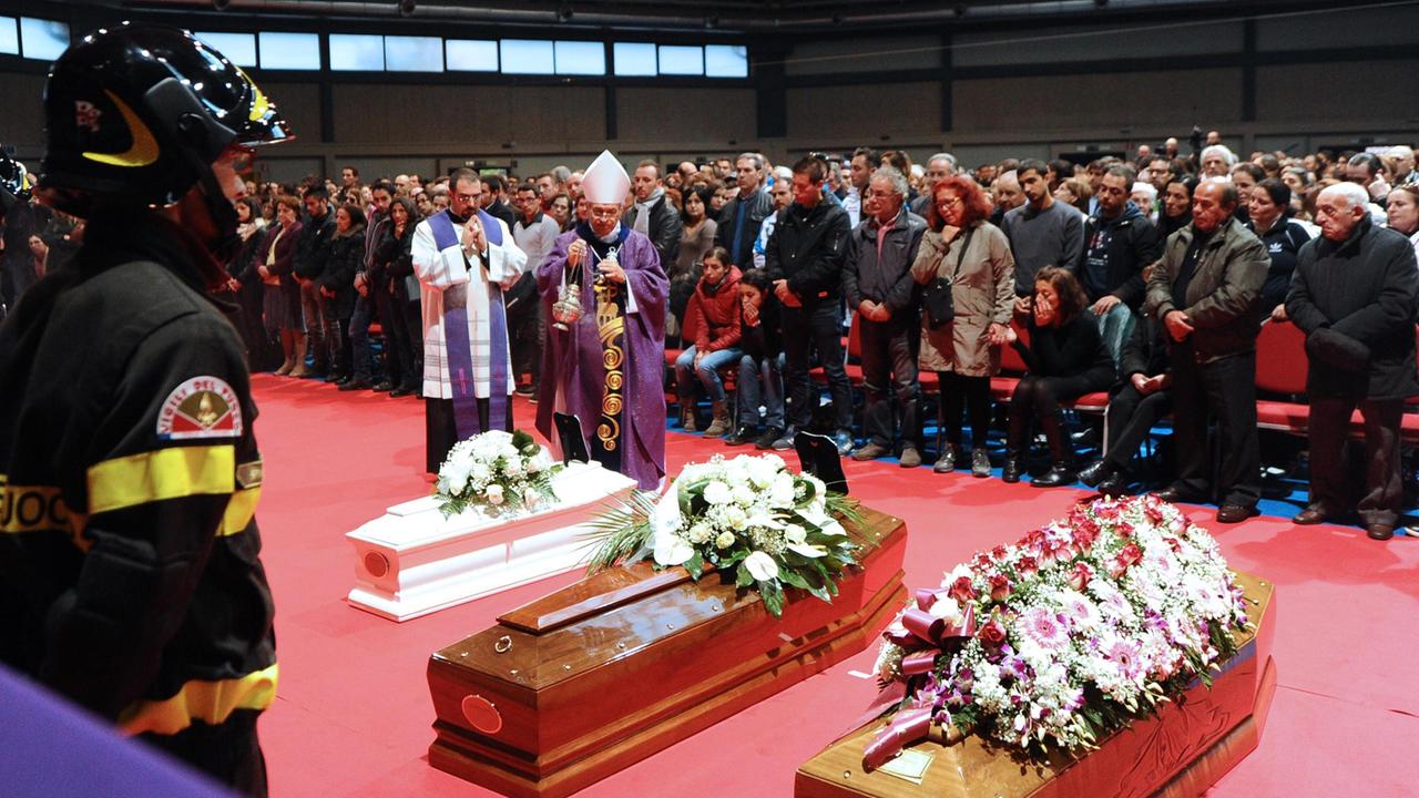 I funerali di alcune delle vittime dell'alluvione del 18 novembre 2013 a Olbia