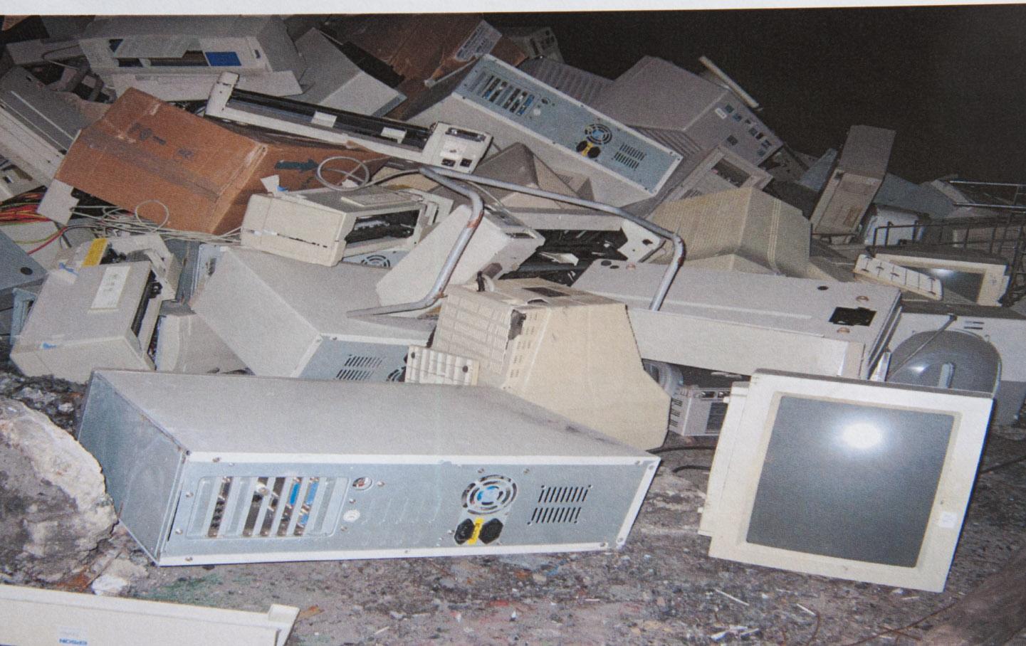 Smaltivano i computer della Regione bruciandoli nel campo nomadi
