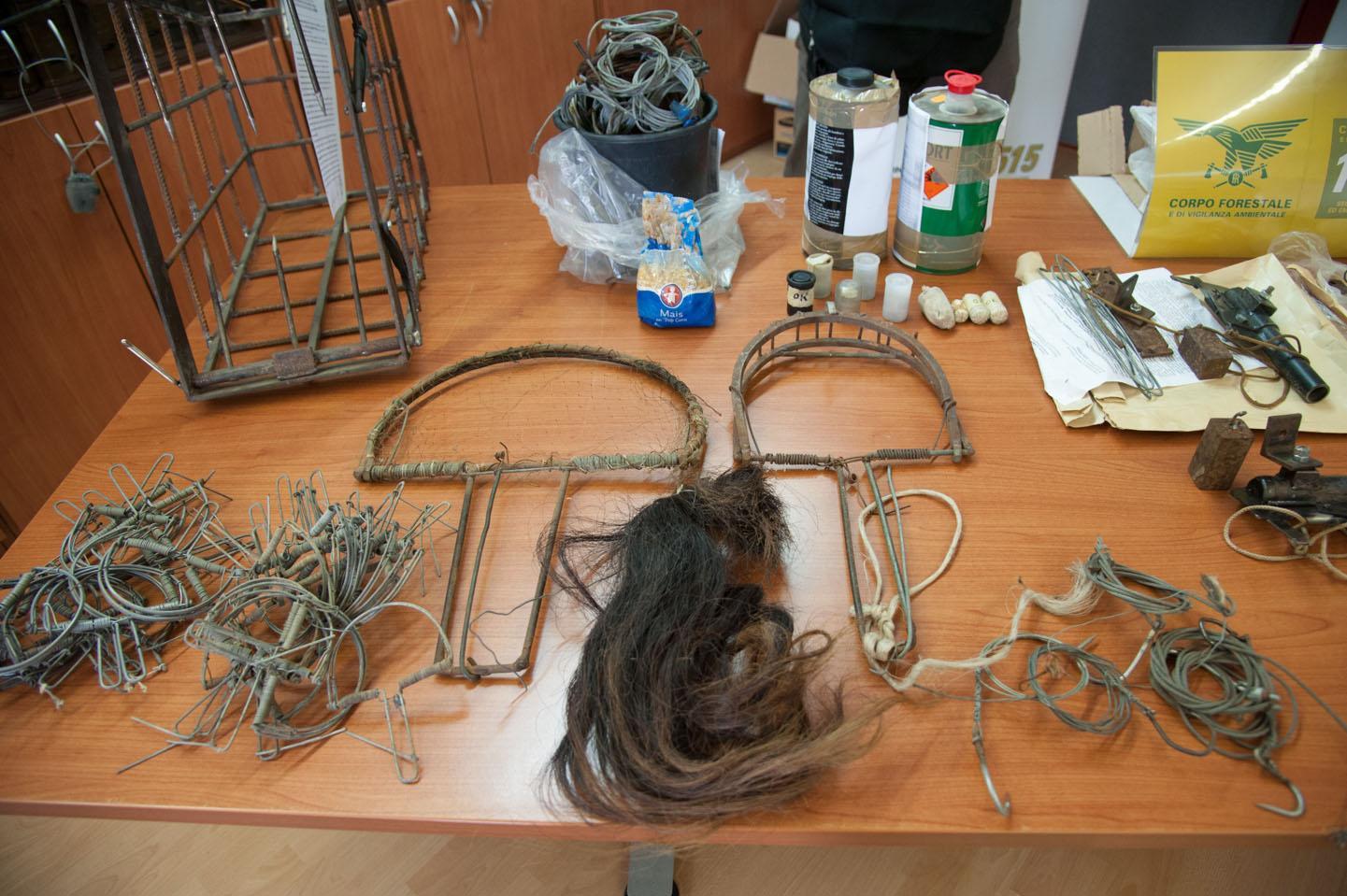 Alcune delle micidiali trappole sequestrate dal corpo forestale
