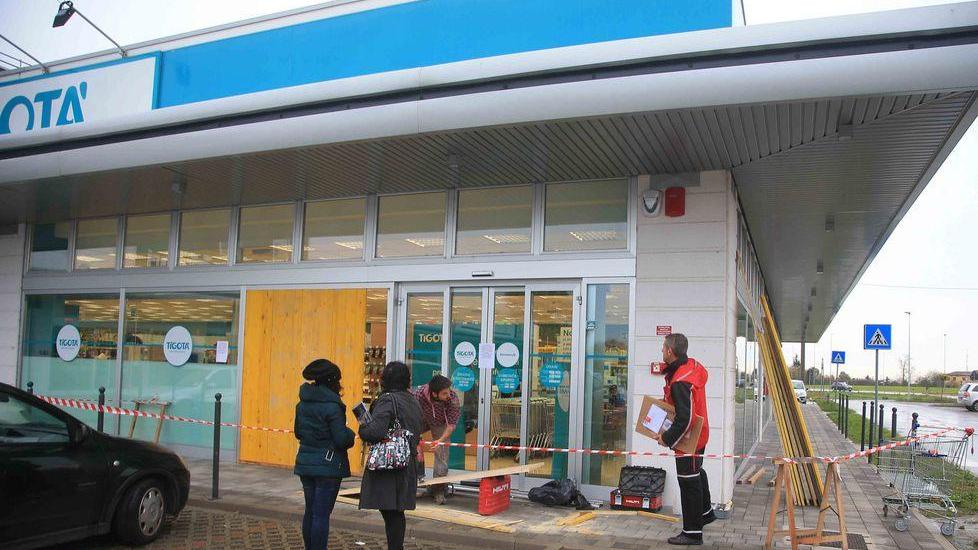 Sfondano la vetrata e svuotano il Tigotà, market dei detersivi