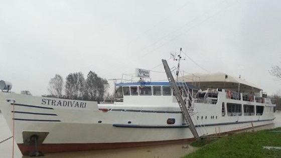 Bloccata la nave Stradivari: non passa sotto i ponti