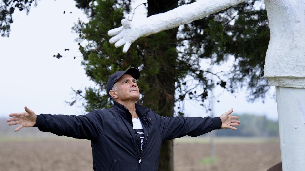 L'artista Rodolfo Lacquaniti nel suo giardino d'arte (foto Bf)
