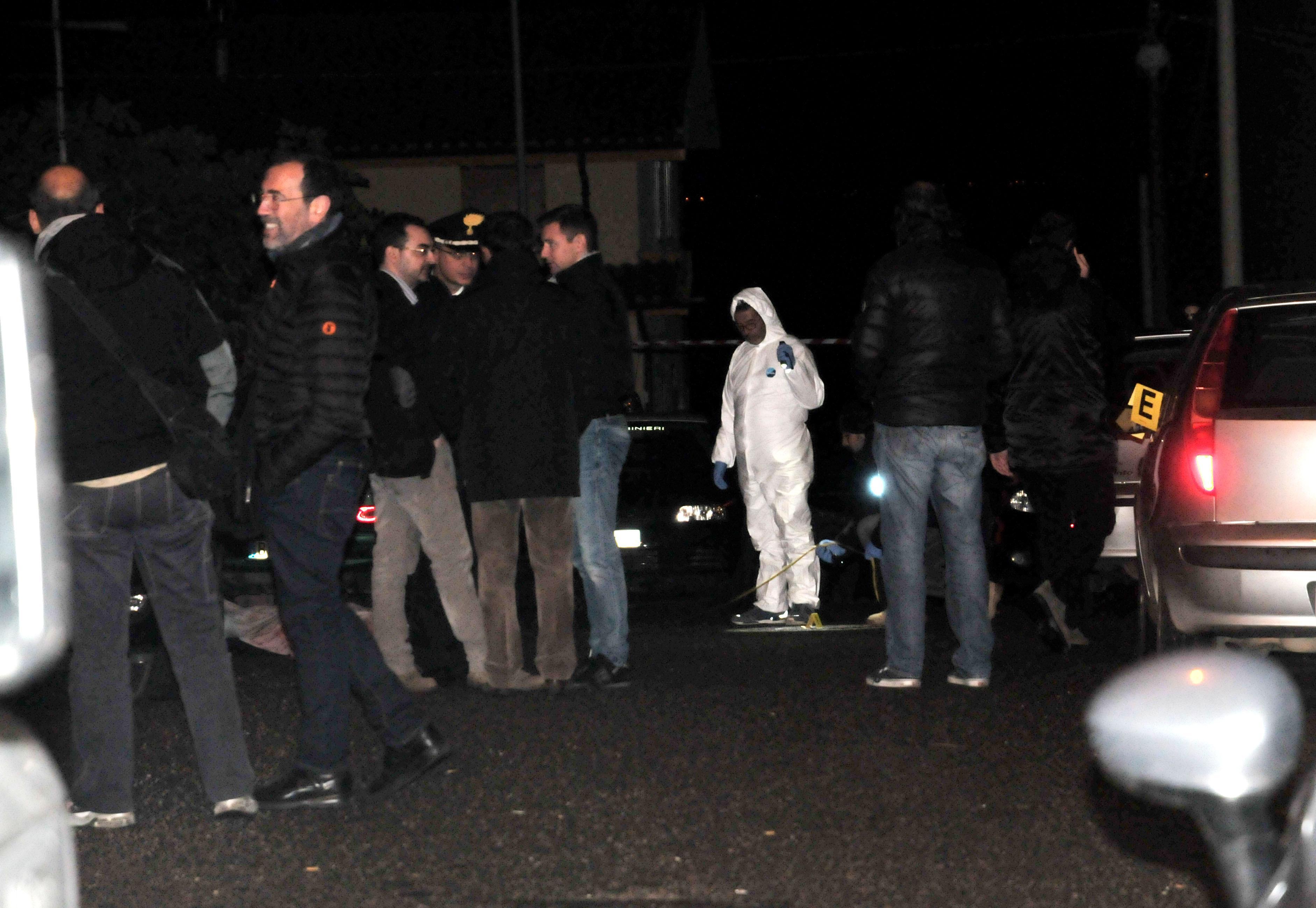 Gli investigatori in via Nazario Sauro a Silanus (foto Gualà)