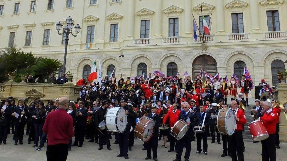 Una grande festa con le bande