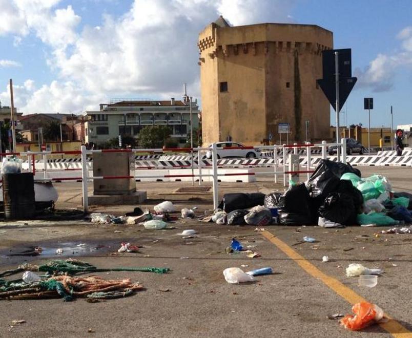 Il porto trasformato in discarica 