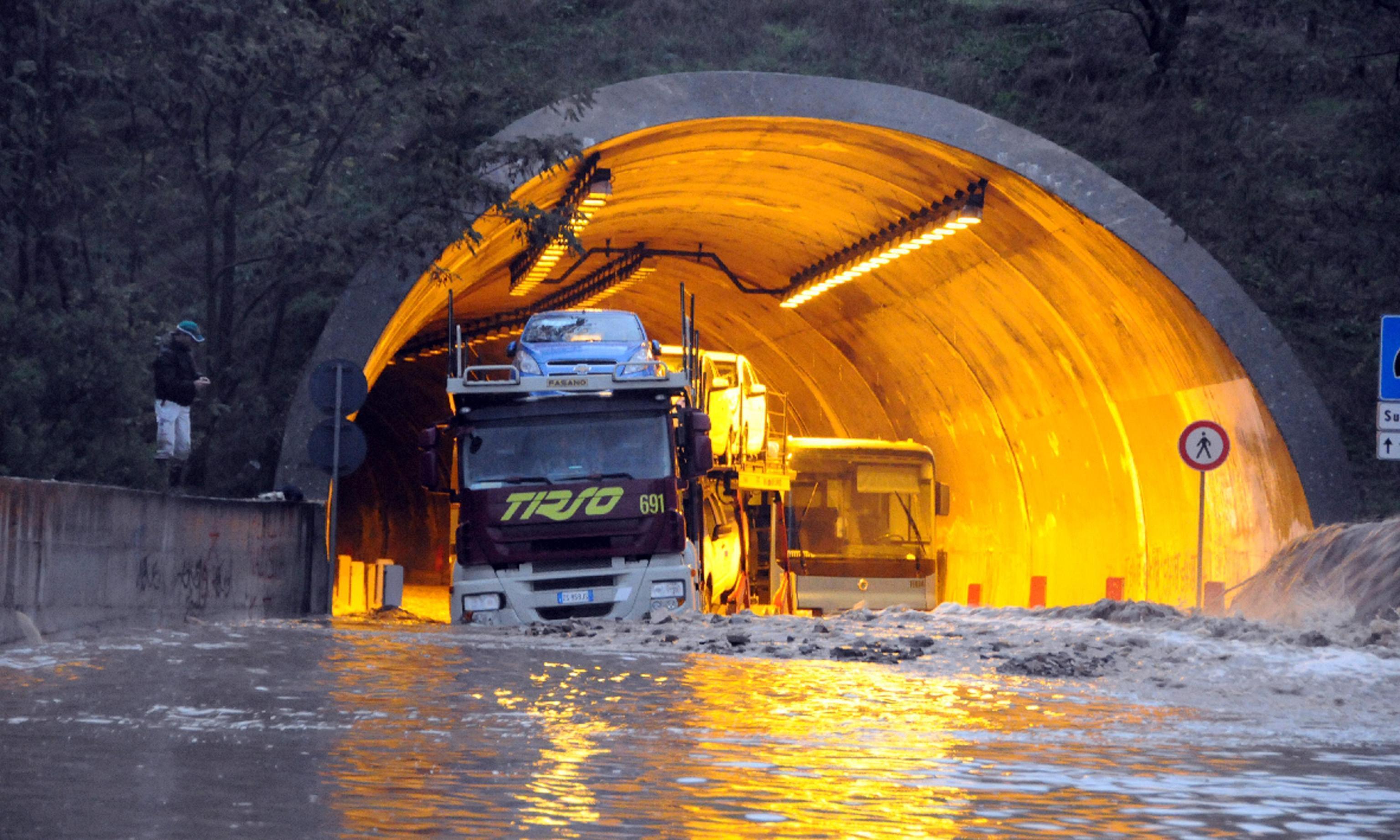 La galleria Mughina allagata a Nuoro il 18 novembre 2013