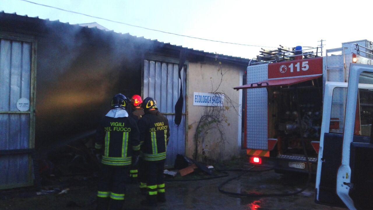I vigili del fuoco nel cantiere nautico Fundoni a Porto Rotondo