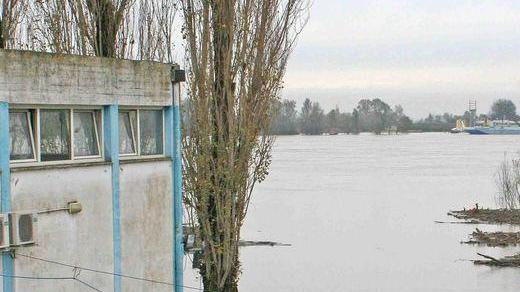 Tutti mobilitati sugli argini con l’acqua che cresce ancora