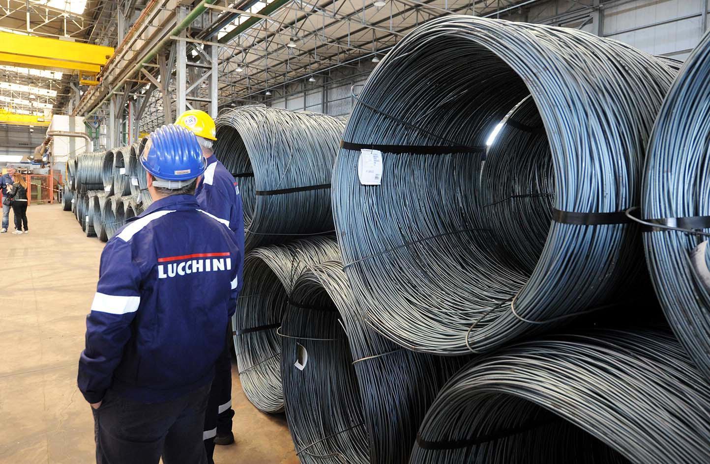 Un operaio all'interno di un reparto della Lucchini