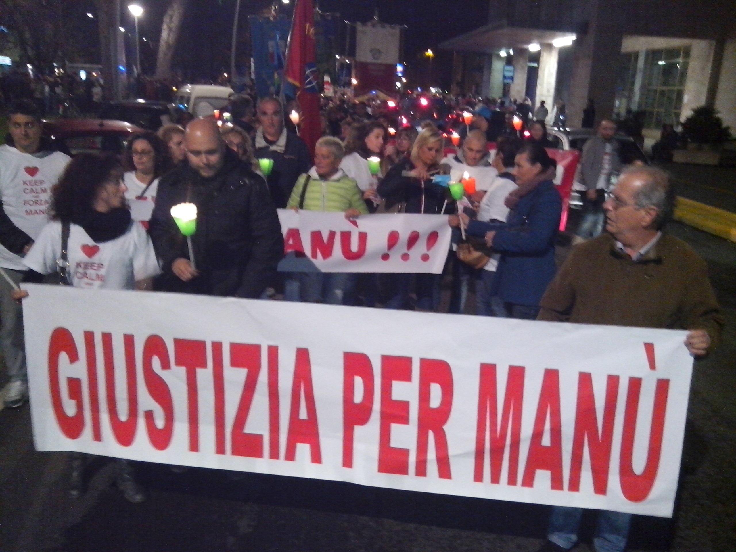 Uno striscione dedicato a Manuele Iacconi durante la fiaccolata per la legalità