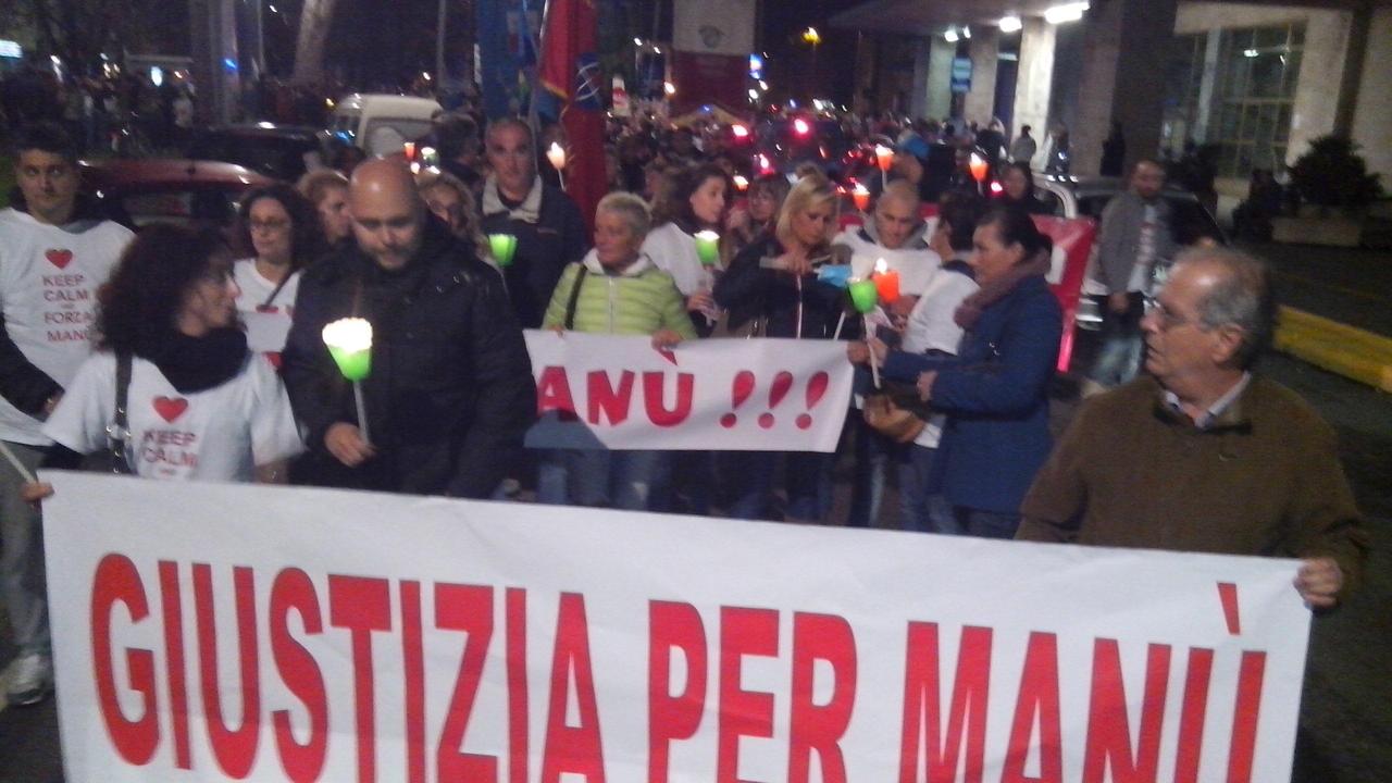 Uno striscione dedicato a Manuele Iacconi durante la fiaccolata per la legalità