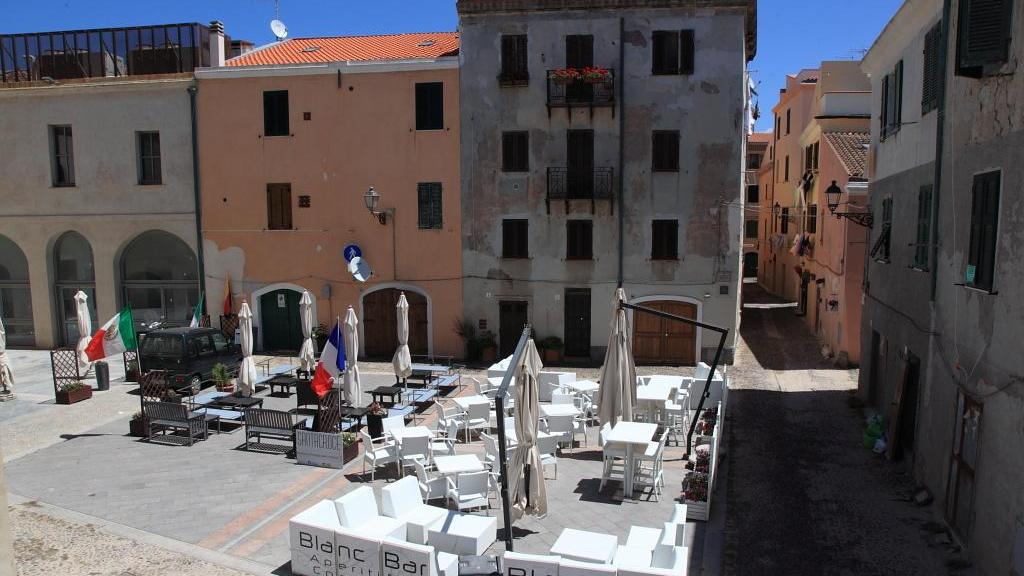 Tavolini nel centro storico di Alghero