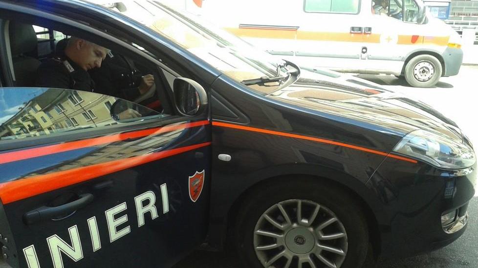 La commessa si spaventa e il rapinatore scappa