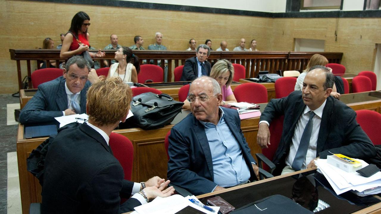 L'ex sindaco di Portoscuso Adriano Puddu (al centro) durante il processo di primo grado