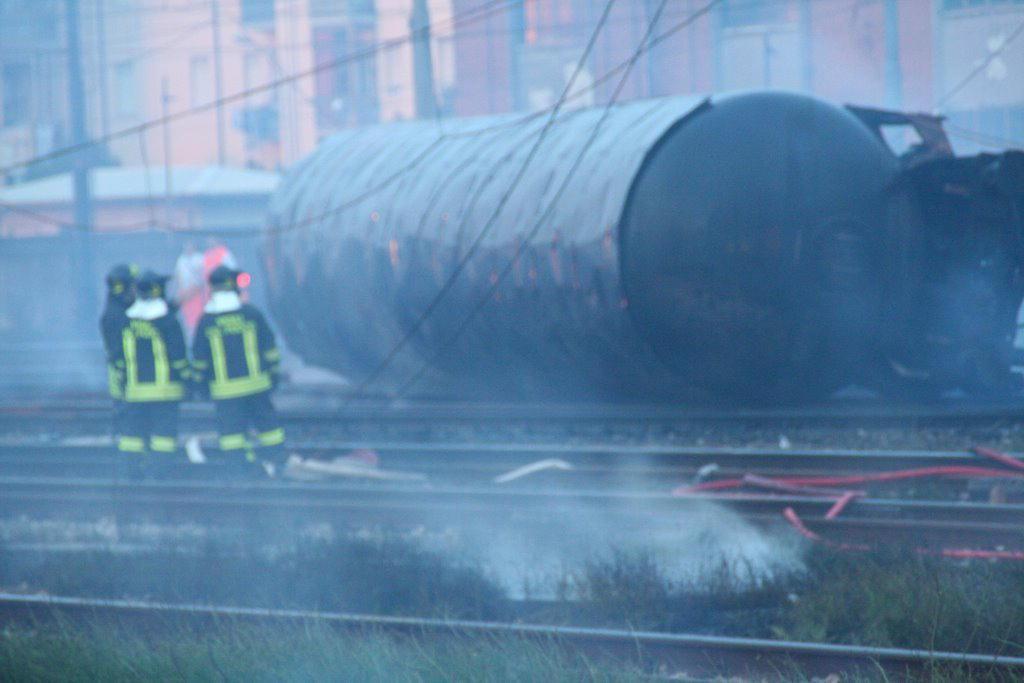 La cisterna di gpl rovesciata sui binari di Viareggio