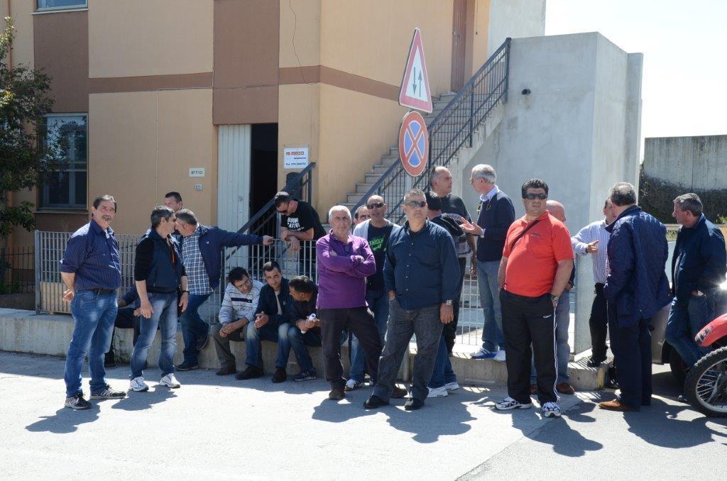 Sit in degli operai davanti alla sede di Aico-Aicop