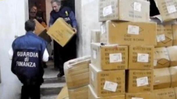 La Finanza sequestra luminarie pericolose