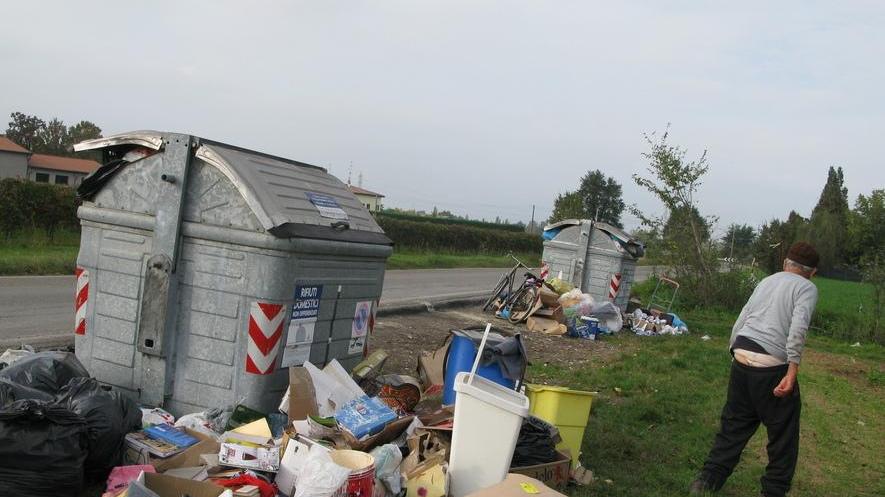 Rifiuti abbandonati in strada: le segnalazioni dei cittadini