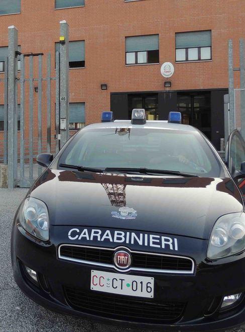 Perseguita due persone e finisce nei guai
