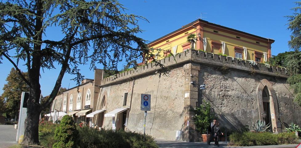 Dall’antico forte si staccano le pietre 