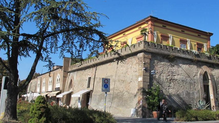Dall’antico forte si staccano le pietre