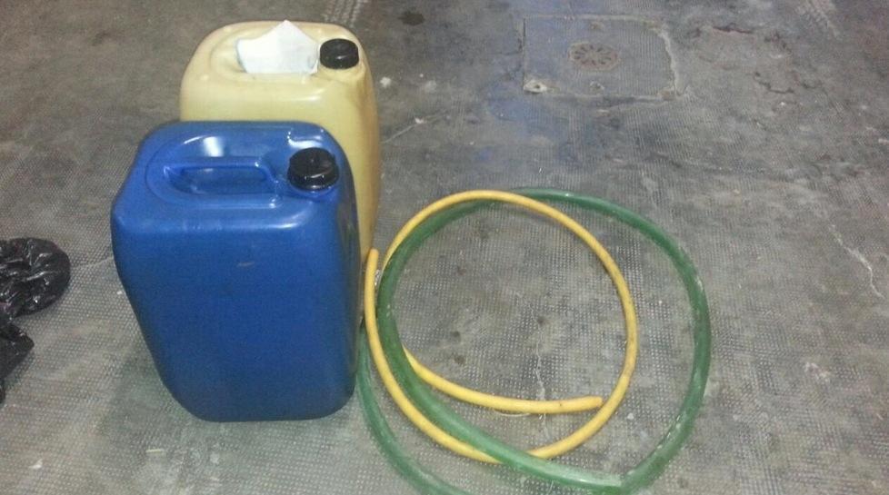 Ruba gasolio da un camion ma una vicina chiama il 113