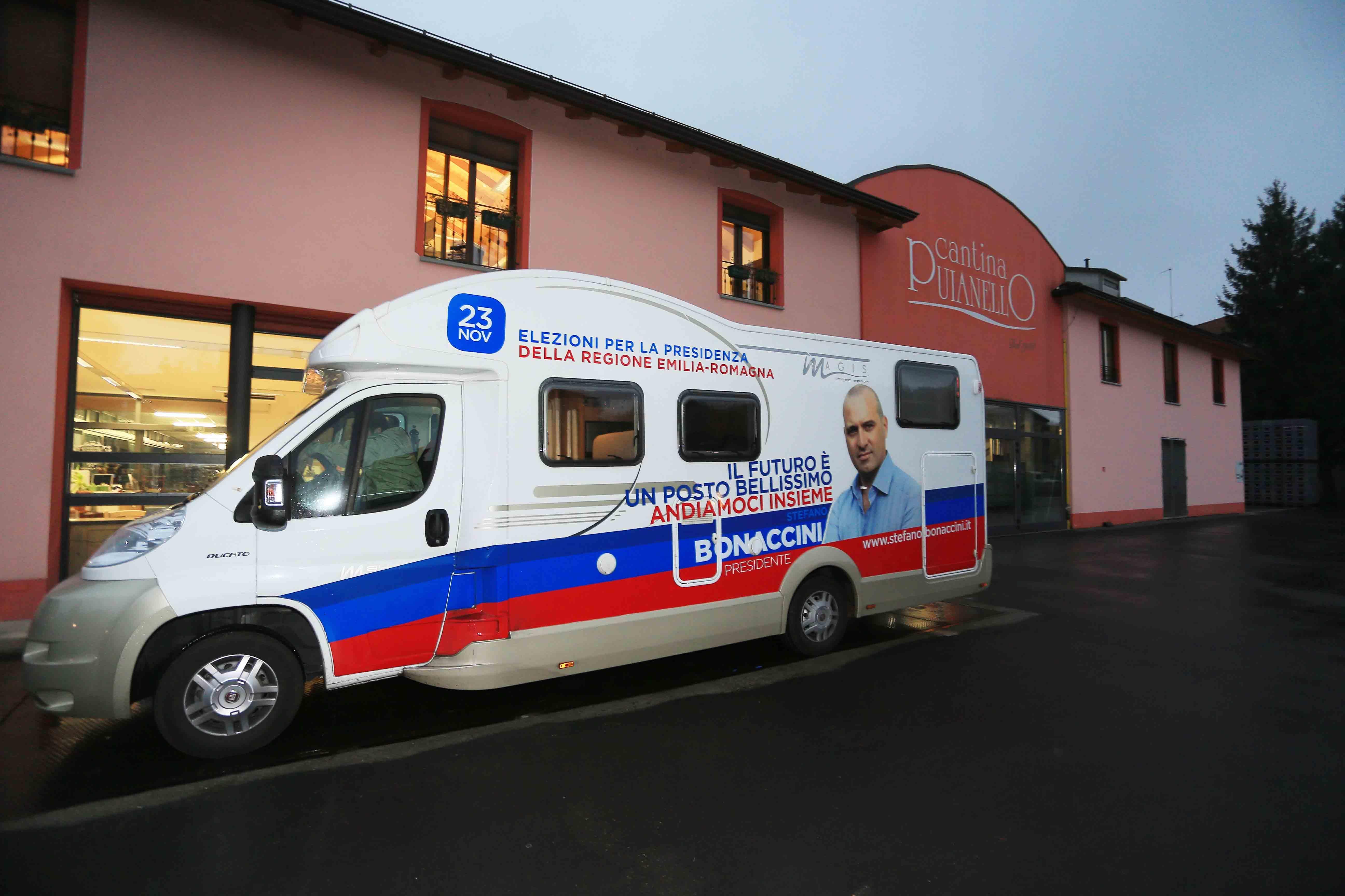 Regionali, Casa Cervi ultima tappa del camper di Bonaccini