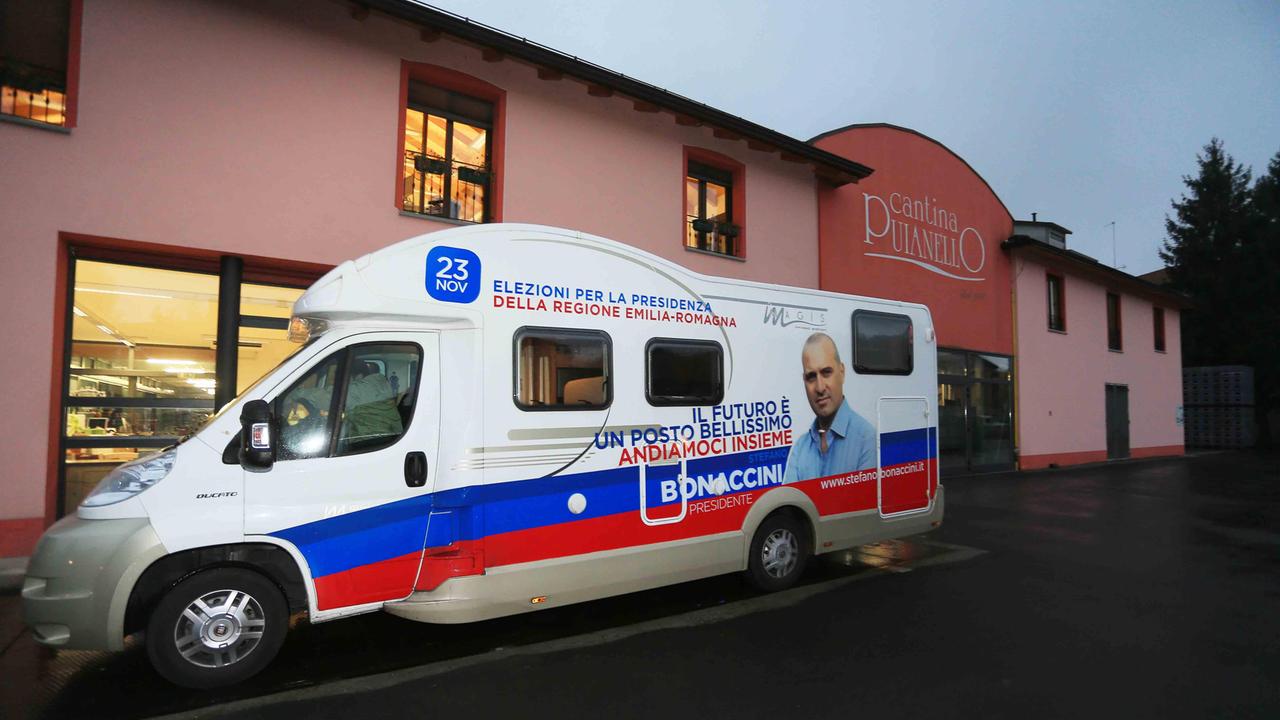 Regionali, Casa Cervi ultima tappa del camper di Bonaccini