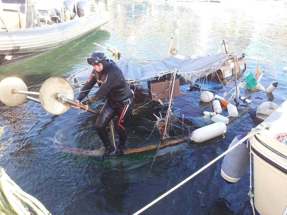 Le operazioni di recupero del peschereccio affondato a Cala Gavetta
