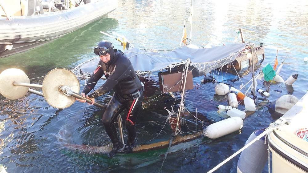 Le operazioni di recupero del peschereccio affondato a Cala Gavetta