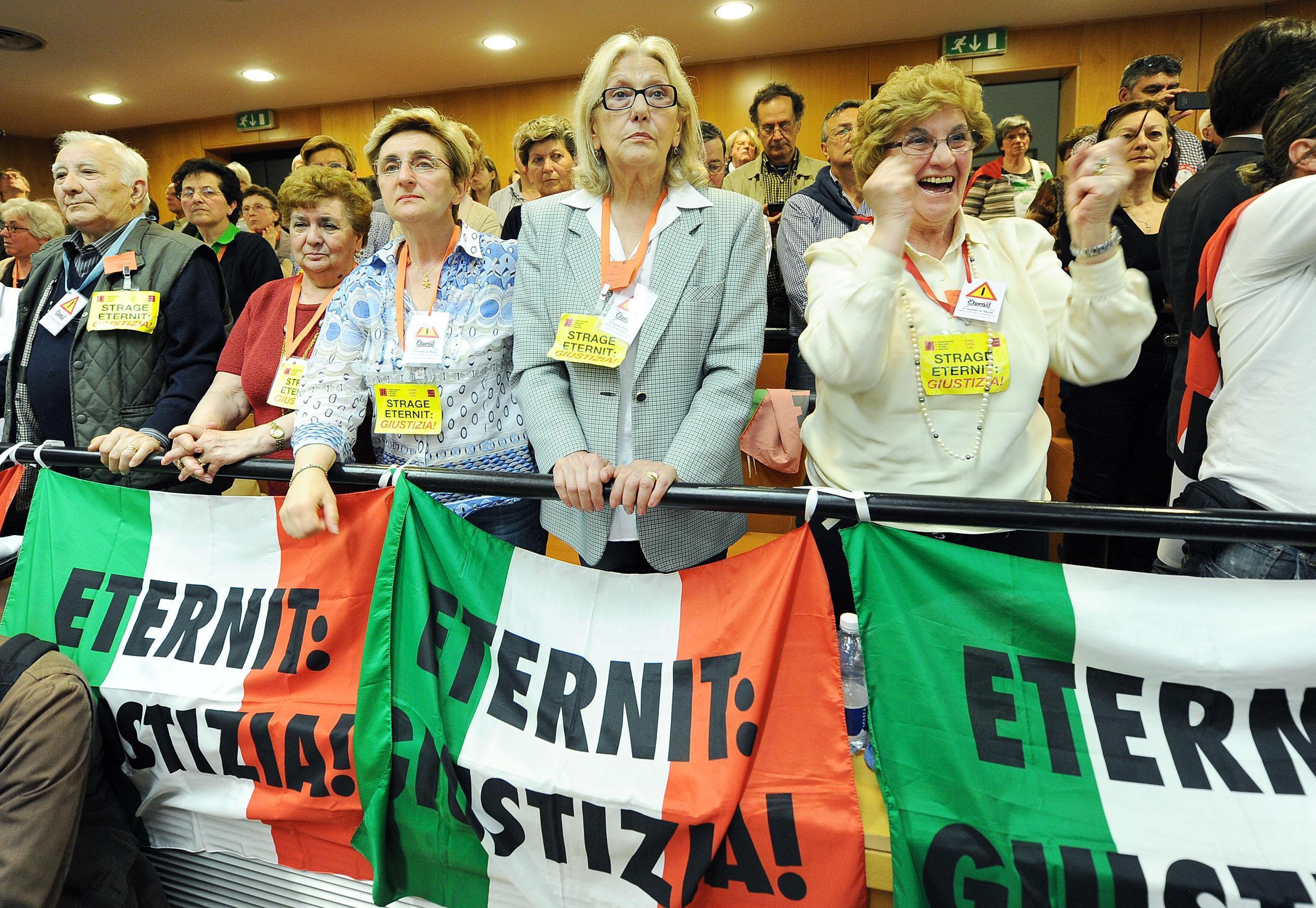 La protesta dei familiari delle vittime della contaminazione da amianto